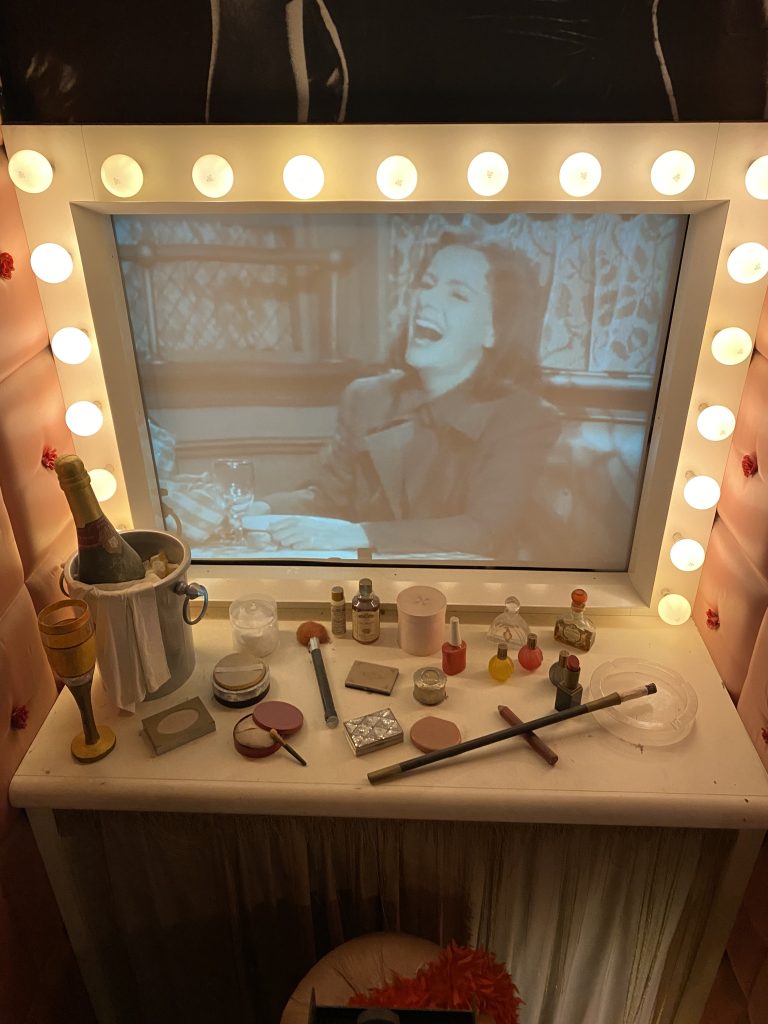 Toaletka GLAMOUR z lustrem